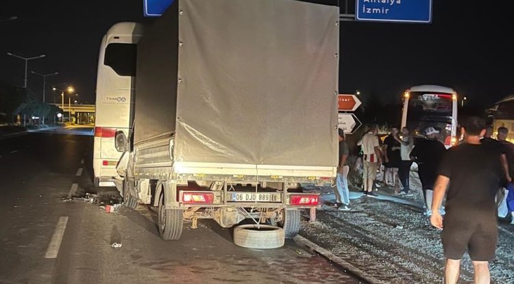 Afyonkarahisar'da kamyonetin yolcu otobüsüne çarpması sonucu 7 kişi yaralandı