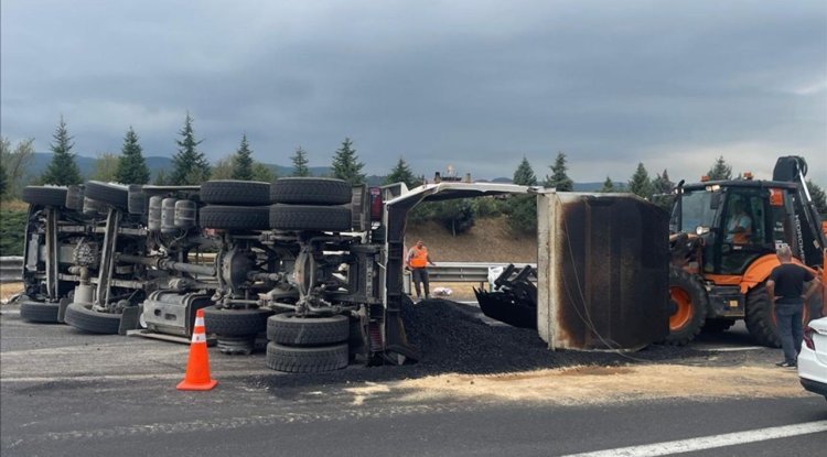 Anadolu Otoyolu'nun Bolu Dağı kesiminde kamyon devrildi, İstanbul yönü ulaşıma kapandı