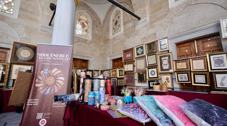 Üsküdar Valide-i Cedid Camii'nin avlusu sanat galerisine dönüştü