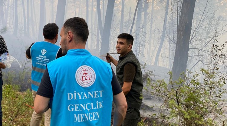 Mengen'de din görevlileri yangın söndürme çalışmalarına destek veriyor