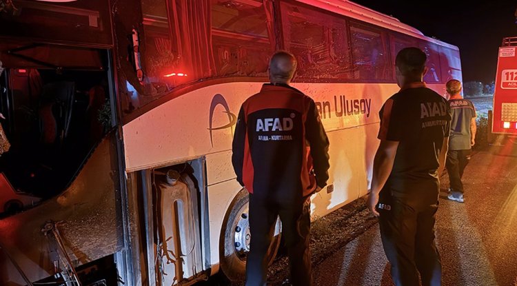 Kayseri'de yolcu otobüsünün orta refüjdeki ağaçlara çarptığı kazada 1 kişi öldü, 13 kişi yaralandı