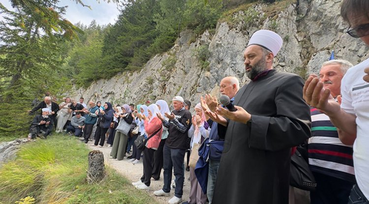 Bosna Hersek'teki savaşta 33 yıl önce kurşuna dizilen 224 sivil dualarla anıldı