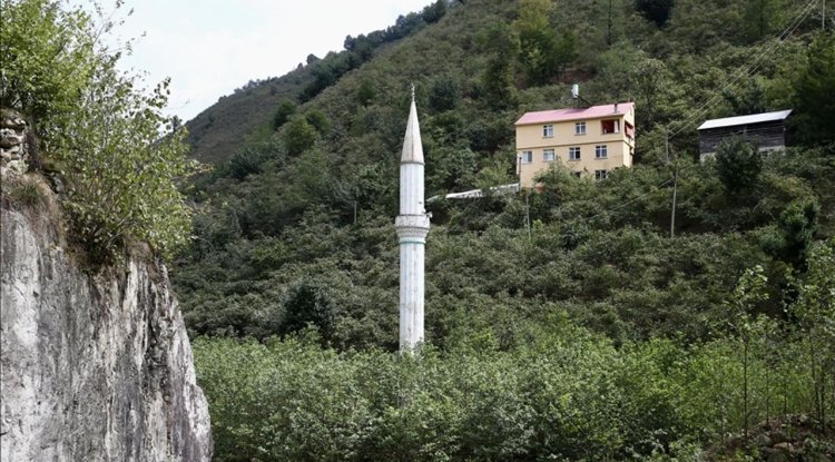 Camisi sel sularına kapılan minare afetin izlerini taşıyor