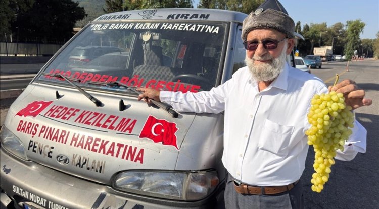 Denizlili "Elmacı Dede" bu kez İzmir'deki Mehmetçiğe üzüm getirdi