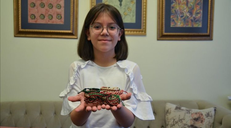 Konyalı 9 yaşındaki Zeynep, ördüğü bilekliklerle Gazze'ye destek olmaya çalışıyor