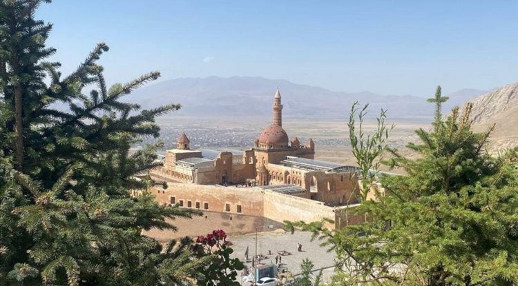 İshak Paşa Sarayı yaz tatilinde yurdun dört bir yanından ziyaretçi ağırlıyor