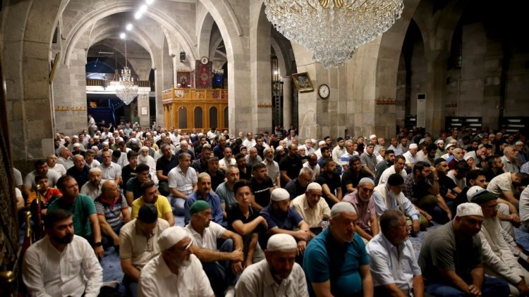 Kayseri'de gurbetçiler tarihi camide sabah namazında buluştu