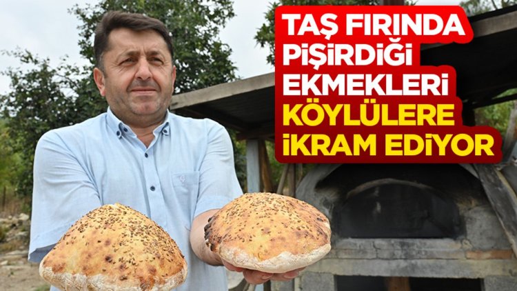 İmam taş fırında pişirdiği ekmekleri köylülere ikram ediyor