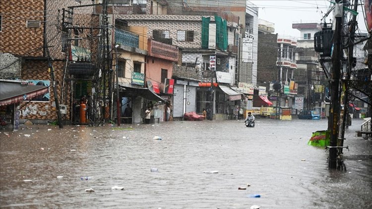 Pakistan'da etkili olan muson yağmurları sonucu ölenlerin sayısı 299'a yükseldi