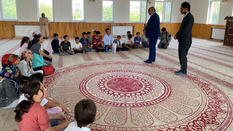 Çıldır'da camiye gelen çocuklar bilgide yarıştı