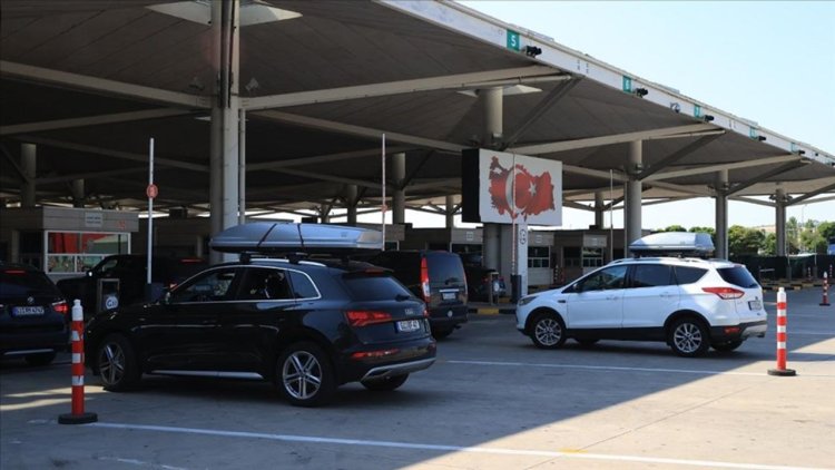 Gurbetçiler sınır kapılarından beklemeden geçiyor
