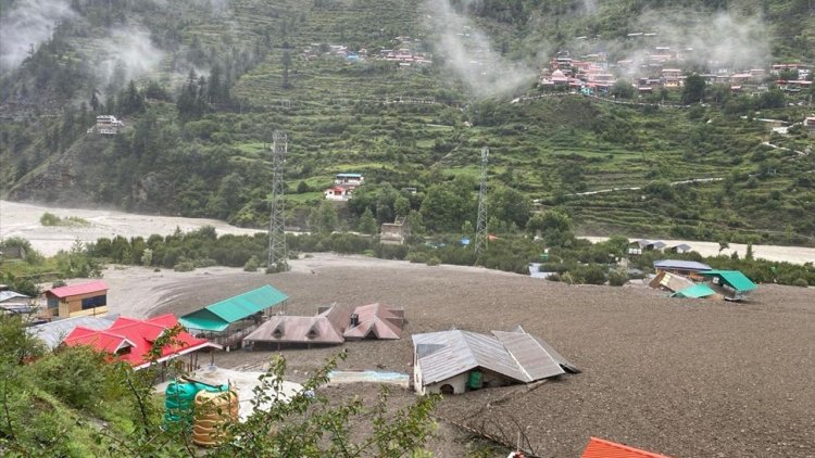 Hindistan'da 4 kişinin ölümüne neden olan heyelanda yaklaşık 100 kişi kayboldu