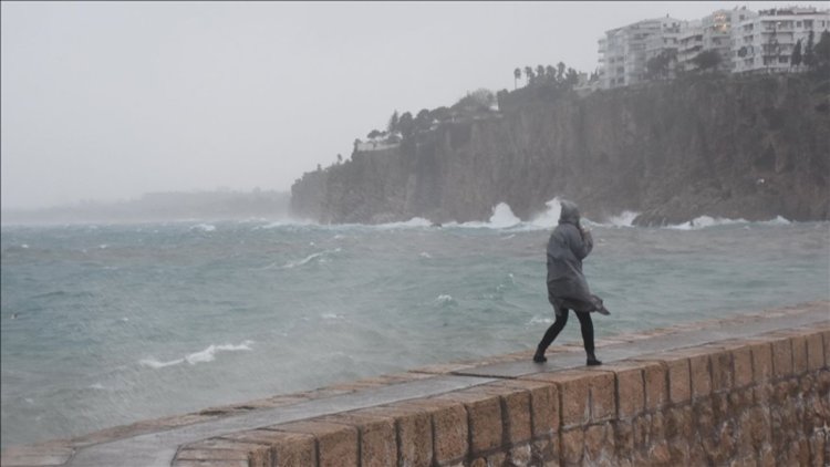 Meteorolojiden 4 il için kuvvetli rüzgar ve fırtına uyarısı
