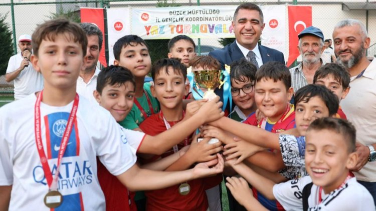 Yaz Kur'an Kursları şampiyonu kupayı Vali Aslan'ın elinden aldı