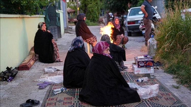 Balıkesir Sındırgı merkezli depremlerin hasara neden olduğu mahallelerin sakinleri geceyi sokakta geçirdi