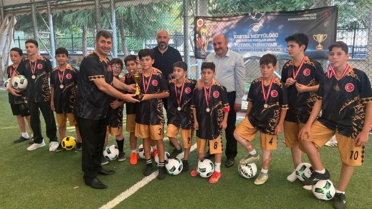 Kartal'da gençler futbol turnuvasında buluştu