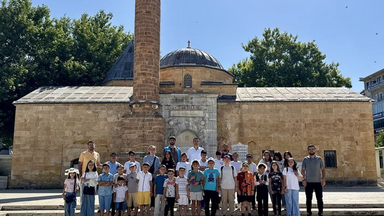 Kur'an kursu öğrencileri, memleketlerinin tarihi ve kültürel mekanlarını tanıyor