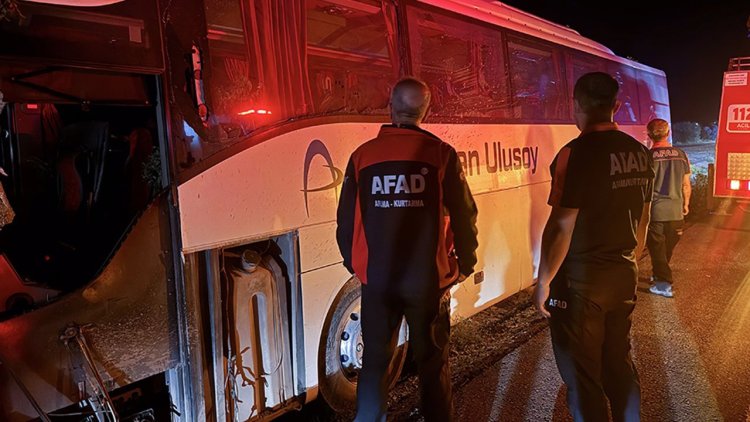 Kayseri'de yolcu otobüsünün orta refüjdeki ağaçlara çarptığı kazada 1 kişi öldü, 13 kişi yaralandı