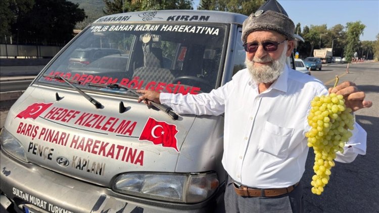 Denizlili "Elmacı Dede" bu kez İzmir'deki Mehmetçiğe üzüm getirdi
