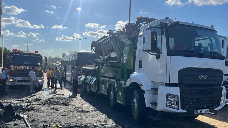 Küçükçekmece TEM Otoyolu'ndaki zincirleme kazada 1 kişi hayatını kaybetti