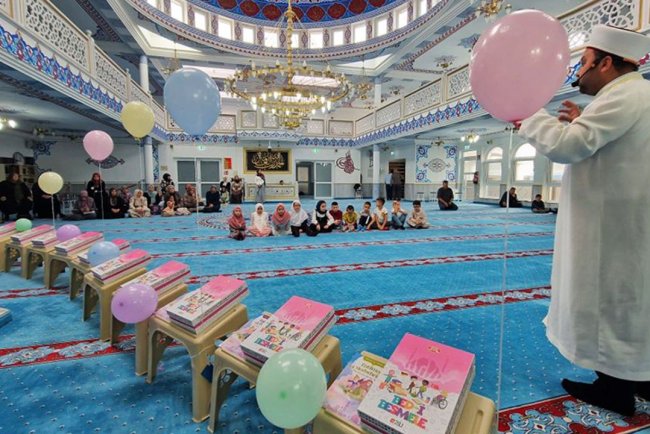 DİTİB camilerinde "Bed-i Besmele" merasimleriyle çocuklar eğitime başladı