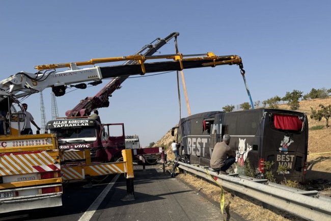 Şanlıurfa'da devrilen yolcu otobüsündeki 27 kişi yaralandı