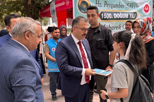 Iğdır Valisi Turan Mevlid-i Nebi standında vatandaşlarla buluştu