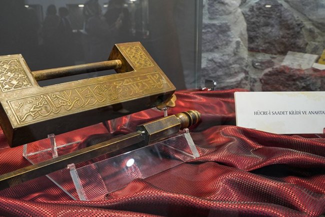 İzmir'de "Mukaddes Emanetler" sergisi açıldı