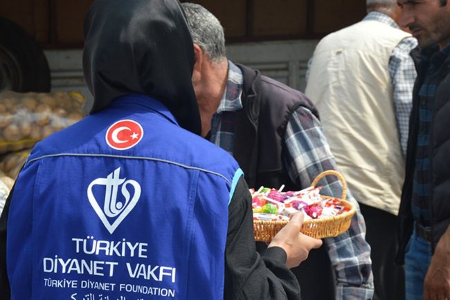 Semt pazarında Mevlid-i Nebi coşkusu