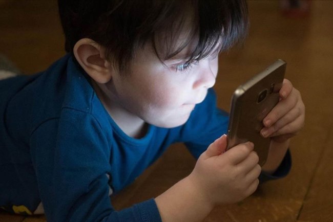 Erken yaşta telefon kullanımı çocukların gelişimini tehdit ediyor