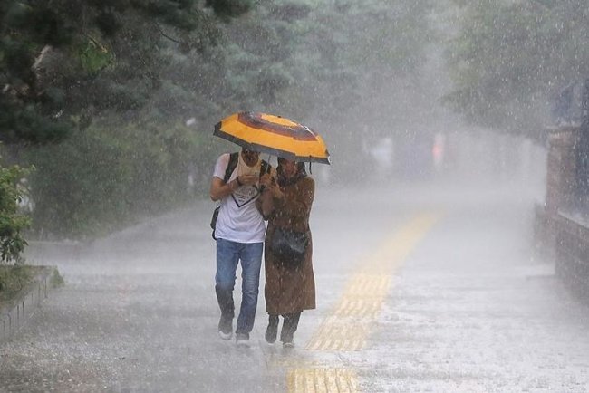 Yurdun kuzeybatı kesimlerinde yarın gök gürültülü sağanak bekleniyor