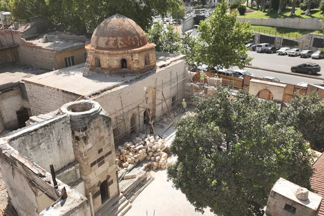Kahramanmaraş merkezli depremlerde hasar gören Boğazkesen Camii'nde onarım çalışmaları sürüyor