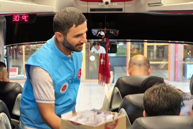 Malatya Diyanet gençlikten yolculara Mevlid-i Nebi ikramı