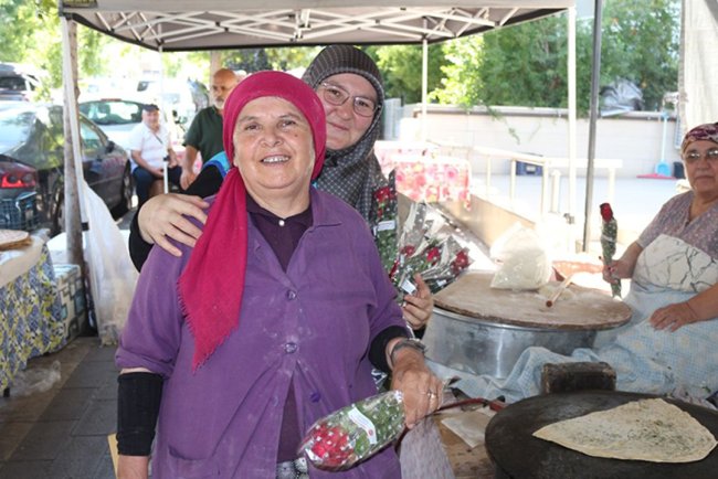 Pamukkale'de Hz. Peygamber anısına gül dağıtıldı