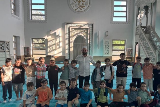 Üsküdarlı gençler camide buluşuyor