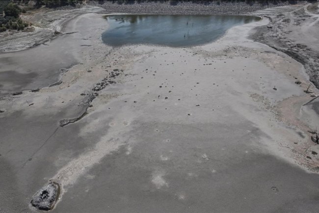 "Olağanüstü kuraklığın" yaşandığı Bursa'da tarım arazilerini besleyen göletin suyu metrelerce çekildi