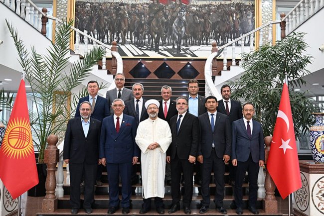 Başkan Erbaş, Manas Üniversitesi'ni ziyaret etti