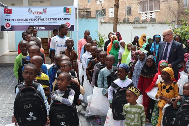 Türkiye Diyanet Vakfı, Kamerun'da 1000 yetime eğitim desteği sağladı