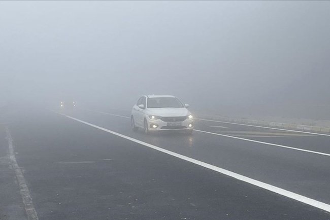 Bolu Dağı'nda etkili olan sis D-100 kara yolunda görüş mesafesini düşürdü