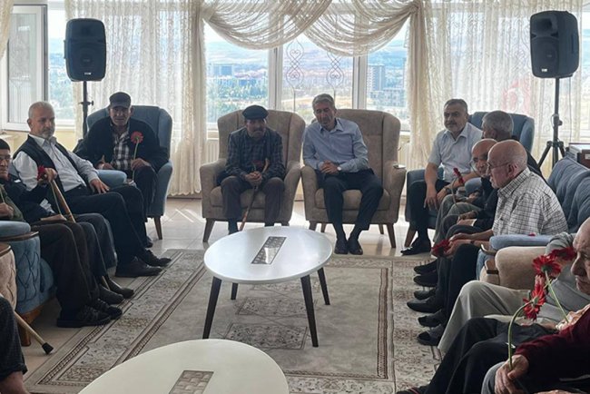 Çorum Akdağ Huzurevindeki asırlık çınarlar ziyaret edildi