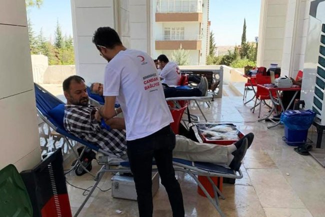 Besni’de din görevlileri kan bağışında bulundu