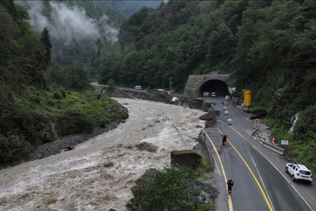 Rize'de selden etkilenen 17 kişi askeri helikopterlerle tahliye edildi