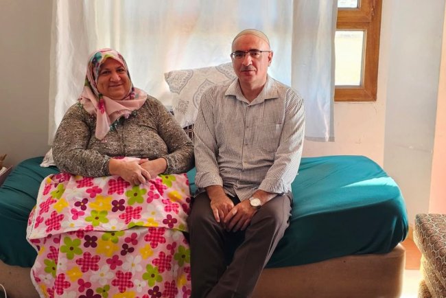 Din görevlisi Işıkgöz, yatalak eşine 'vefa' örneği sergiliyor