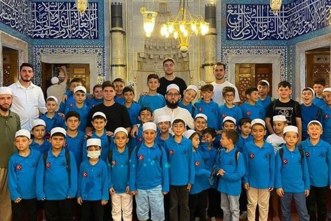 Üsküdar'da gençler hem okuyor hem geziyor