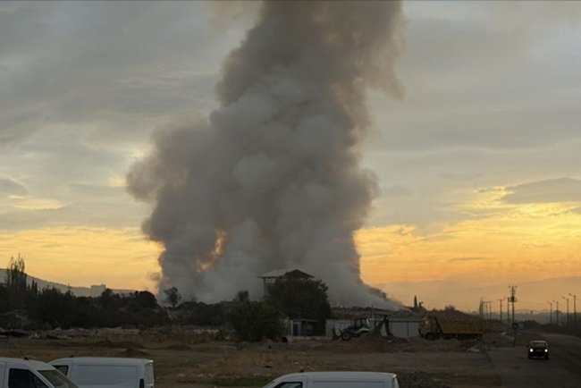 İzmir'de çöp aktarma noktasında çıkan yangına müdahale ediliyor