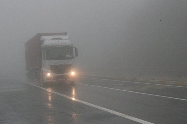 Bolu Dağı'nda sis ve sağanak ulaşımı etkiledi