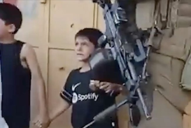 Katil İsrail askerleri Batı Şeria'da 2 küçük çocuğu "casusluk" iddiasıyla gözaltına aldı