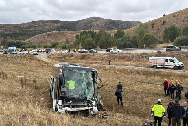 Sivas’ta yolcu otobüsü ile tırın çarpıştığı kazada 23 kişi yaralandı