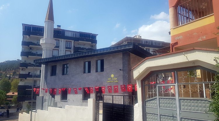 Gaziantep'te depremde yıkılan cami yeniden yapılarak ibadete açıldı