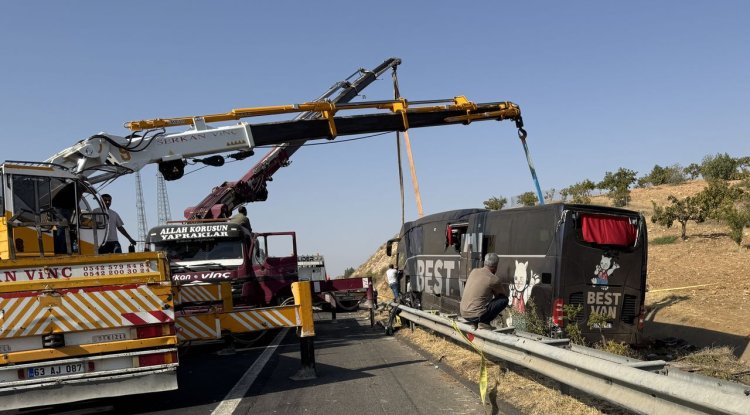 Şanlıurfa'da devrilen yolcu otobüsündeki 27 kişi yaralandı